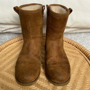 Kids Uggs Redwood size 4 waterproof boots